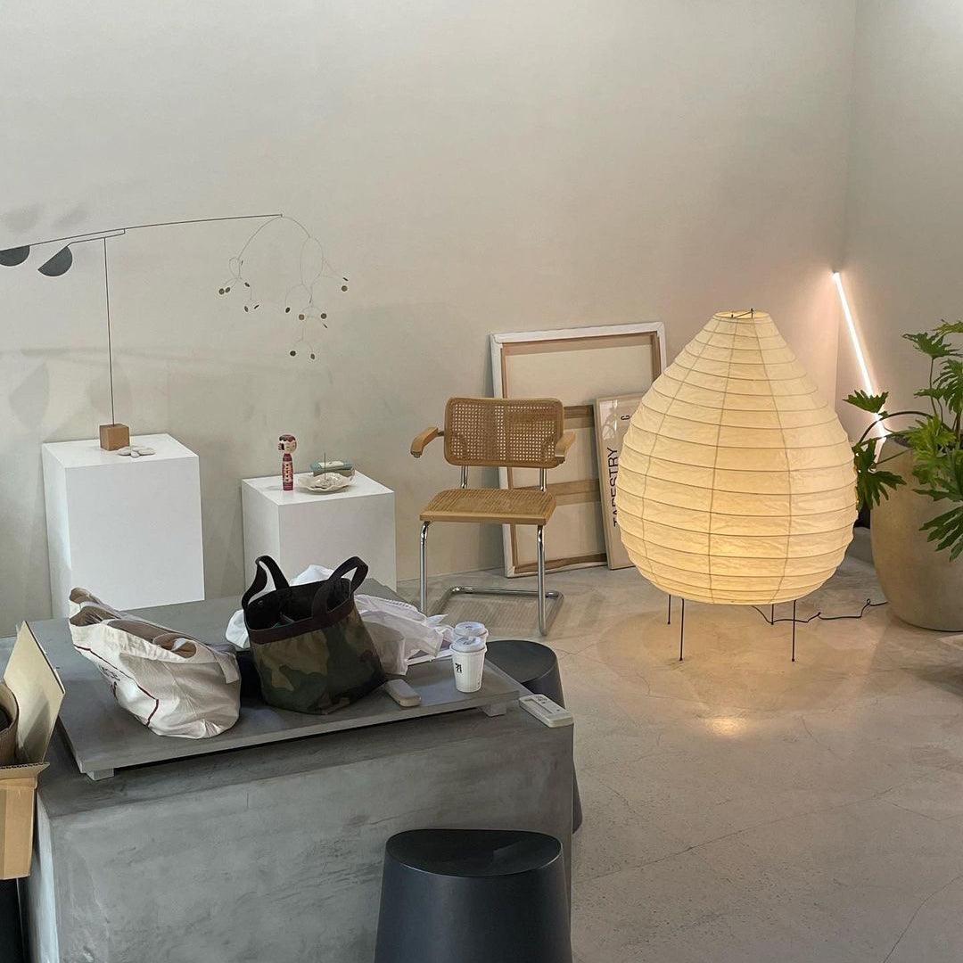 Lampe De Table Akari 22N Isamu Noguchi - Lanterne Japonaise En Papier Washi Sur Pied - Occasion