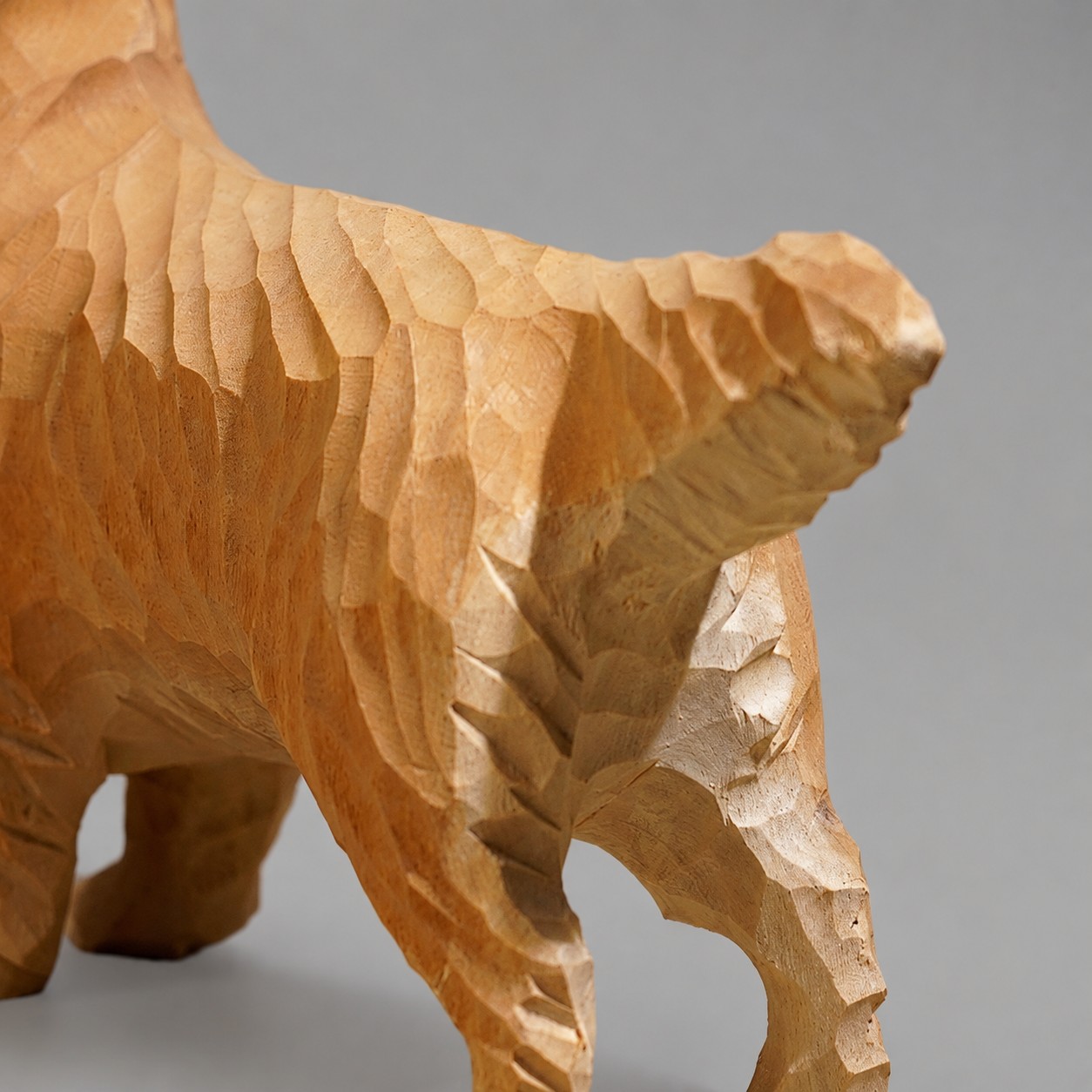 Carved fur and raised tail detail